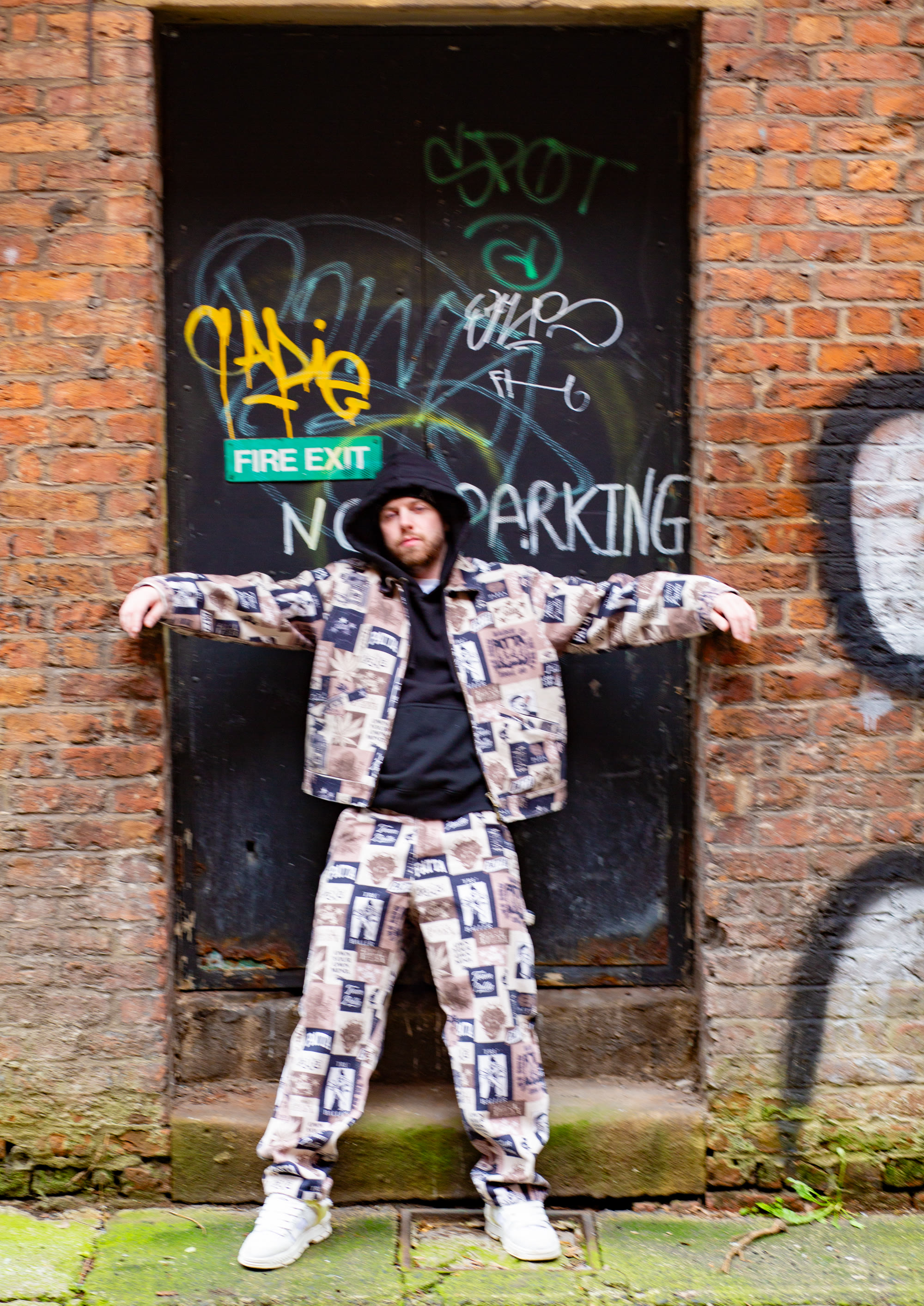 NO PARKING · GRAFFITI ALLEY